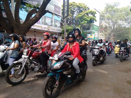 ആള്‍ ഇന്ത്യ വിമണ്‍സ് ഡേ റാലി!! 200 വനിതകള്‍ ബൈക്കുകളുമായി നിരത്തിലിറങ്ങിയപ്പോള്‍...