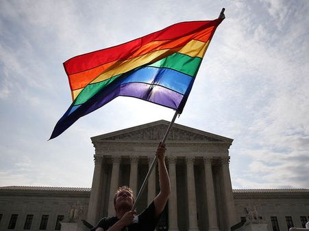 വീട്ടിനു മുന്നില്‍ റെയിന്‍ബോ പതാക പറത്തി; സൗദിയില്‍ യുവാവ് അറസ്റ്റില്‍