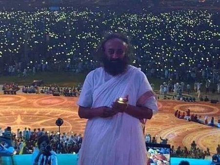 രവിശങ്കര്‍ ഇനി പിഴ അടയ്ക്കണ്ടേ!! ഇടതും വലതുമായി സര്‍ക്കാര്‍ ഉണ്ടെന്ന് കെജ്രിവാള്‍