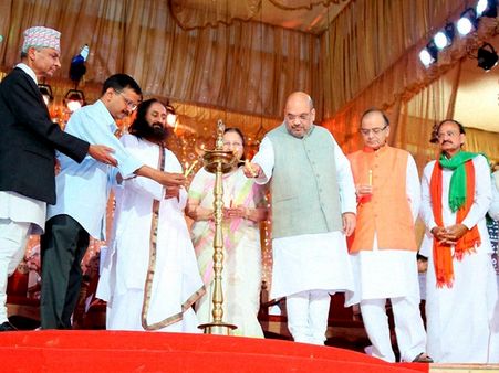 ഒരേ സമയം ചരിത്രവും അത്ഭുതവും, ശ്രീ ശ്രീ രവിശങ്കറിനെ അഭിനന്ദിച്ച് കെജ്രിവാള്‍