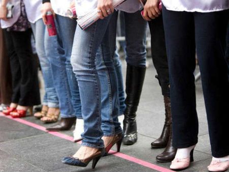 പെണ്‍കുട്ടികള്‍ ജീന്‍സോ ഇറുകിയ വസ്ത്രമോ ധരിച്ചാല്‍ കുടുംബത്തിന് വിലക്ക്