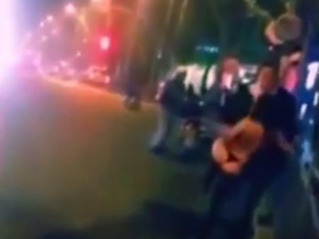 യുവതി നടുറോഡില്‍ തുണിയഴിച്ച് സെക്‌സിന് വേണ്ടി കെഞ്ചി... ഞെട്ടിക്കുന്ന വീഡിയോ കാണൂ..