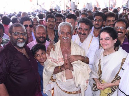 മുങ്ങിക്കോ സ്ഥാനാര്‍ഥി വരുന്നുണ്ട്... തൃശൂര്‍ പൂരമാണെങ്കിലും കല്യാണമാണെങ്കിലും!!!