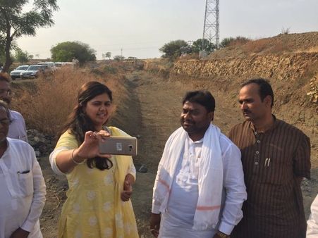 വരള്‍ച്ചാ സ്ഥലത്തെ സെല്‍ഫി എന്തിന്? പങ്കജ മുണ്ടെ പറയുന്നു