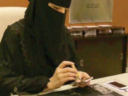 സ്വദേശി വത്കരണം: മൊബൈല്‍ കടകളില്‍ വ്യാപകമായ പരിശോധന, മലയാളികള്‍ നാട്ടിലേക്ക്