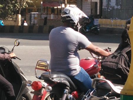 വേനല്‍ചൂട്; ബൈക്ക് യാത്രികന്‍റെ ഹെല്‍മെറ്റ് ഉരുകി തല്യ്ക്ക് പൊള്ളലേറ്റു, സംഭവം കൊച്ചിയില്‍