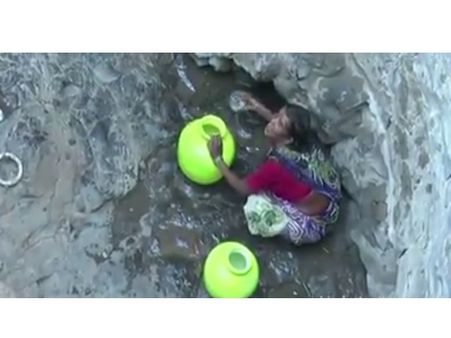 കര്‍ണാടകയില്‍ സ്ത്രീകള്‍ കുടിവെള്ളം ശേഖരിക്കുന്നത് കിണറ്റിലിറങ്ങി, വീഡിയോ കാണൂ...
