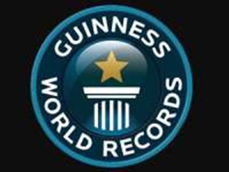കെട്ടിപ്പിടിച്ച് ഗിന്നസ് റെക്കോര്‍ഡ് ഇട്ടു, വീഡിയോ കാണൂ...