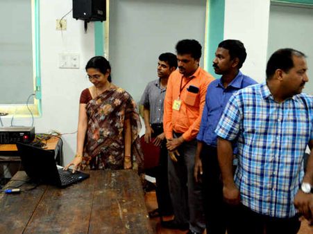 നൂറു ശതമാനം വോട്ടു തേടി റിട്ടേണിങ് ഓഫീസറുടെ പാട്ട് സിഡി