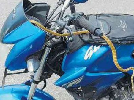 വിഷ പാന്പിനൊപ്പം ബൈക്ക് സവാരി, ജീവന്‍ രക്ഷിയ്ക്കാന്‍ നടുറോഡില്‍ ചാടി ആലപ്പുഴക്കാരന് സംഭവിച്ചത്