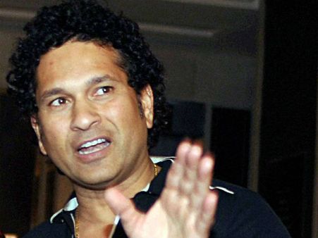 സച്ചിന്റെ വീടിന് മുന്നില്‍ നിരാഹരത്തിന് ഒരുങ്ങി പുനെ സ്വദേശിനി, 2 കോടി രൂപ തട്ടിച്ചെന്ന് ആരോപണം..