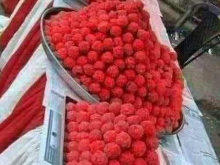 ചുവപ്പ് ലഡുവും ചുവപ്പ് വേഷവും കണ്ട് അറബികള്‍ ഞെട്ടി!!!