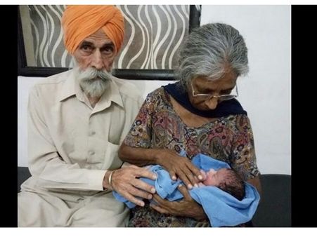 70ാം വയസ്സില്‍ അമ്മയായതിന്റെ സന്തോഷത്തിലാണ് ദമ്പതികള്‍, ജീവിതം പൂര്‍ണമായത് ഇപ്പോഴെന്ന്..