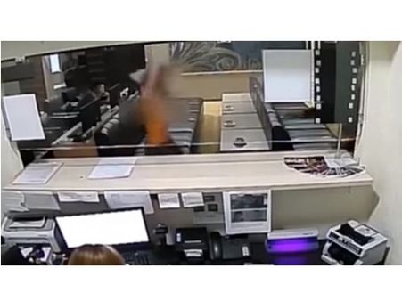 സെക്യൂരിറ്റിയില്‍ നിന്നും രക്ഷപ്പെടാന്‍ 'മാറിടം' ആയുധമായി ഉപയോഗിക്കുന്ന സ്ത്രീ... വീഡിയോ വൈറല്‍...