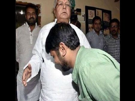 ലാലു പ്രസാദിന്റെ കാലില്‍ തൊട്ട് കനയ്യ കുമാര്‍, ട്വിറ്ററില്‍ കളിയാക്കി കൊല്ലുന്നു...