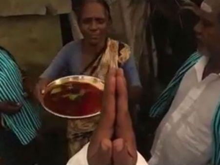 ഡിഎംകെയ്ക്കും എഐഎഡിഎംകെയ്ക്കും വോട്ട് പിടിക്കാന്‍ ഒരേ നടി... ഇതെന്തൊരത്ഭുതം, വീഡിയോ കാണൂ...