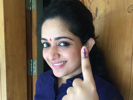 വോട്ട് രേഖപ്പെടുത്തിയ ശേഷം കാവ്യ പാടുന്നു, ചുമ്മാതെ കളയരുതമ്മിണിയേ...