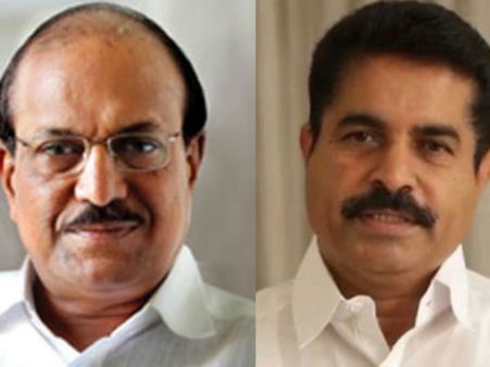 കുഞ്ഞാലിക്കുട്ടിയ്ക്കും അടൂര്‍ പ്രകാശിനും എതിരെ എഫ്‌ഐആര്‍