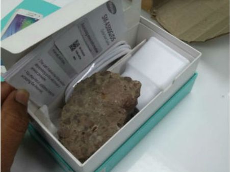 ആമസോണ്‍ കേരളത്തിലും പണികൊടുത്തു; ടെക്കിയ്ക്ക് ഫോണിനു പകരം കിട്ടിയത് കരിങ്കല്ല്