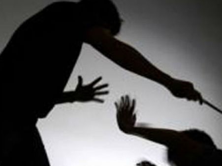 മുന്‍ എംഎല്‍എ ആളുകള്‍ നോക്കിനില്‍ക്കെ ഭാര്യയെ തല്ലി ചതച്ചു
