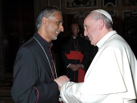 പാലാ സഹായ മെത്രാന്‍ ജേക്കബ് മുരിക്കന്‍ ഹിന്ദു യുവാവിന് കിഡ്‌നി ദാനം ചെയ്തു