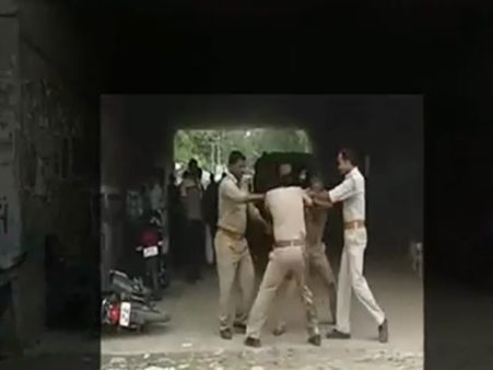 കൈകൂലി തുല്യമായി പങ്കുവെയ്ക്കാത്തതിന് പോലീസുകാർ നടുറോഡില്‍ വെച്ച് കൂട്ടത്തല്ല്, വീഡിയോ കാണൂ...