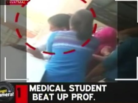 പീഡന ശ്രമം;കോളേജ് പ്രൊഫസറെ വിദ്യാര്‍ത്ഥിനികള്‍ പൊതിരെ തല്ലി,വീഡിയോ