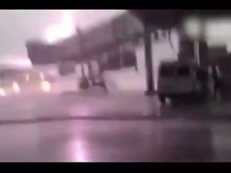 വിമാനത്തിന് ഇടിമിന്നല്‍ ഏൽക്കുന്നത് കണ്ടിട്ടുണ്ടോ... ഭയാനകമായൊരു വീഡിയോ കാണൂ...