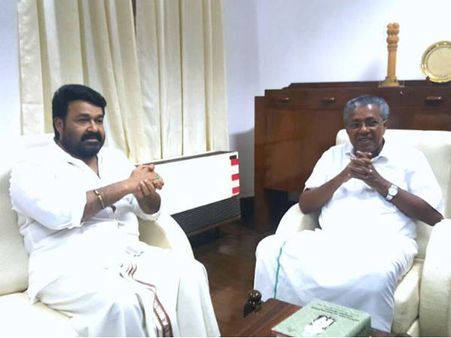 പിണറായിയെ കാണാന്‍ മോഹന്‍ലാല്‍ ക്ലിഫ് ഹൗസില്‍... 'സംഘിനായര്‍' എന്ന് വിളിച്ചവര്‍ക്ക് 'കുരുപൊട്ടുമോ'