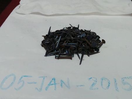 ആണി പെറുക്കി റോഡ് സംരക്ഷിച്ച് ടെക്കി;പഞ്ചര്‍ കടയ്ക്കു സമീപത്തു നിന്ന് പെറുക്കിയത് 37 കിലോ ആണി