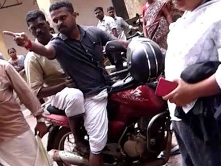 ഒറ്റപ്പാലത്ത് മാധ്യമപ്രവര്‍ത്തകരെ ആക്രമിച്ച കേസില്‍ രണ്ട് ആര്‍എസ്എസ് പ്രവര്‍ത്തകര്‍ കീഴടങ്ങി...