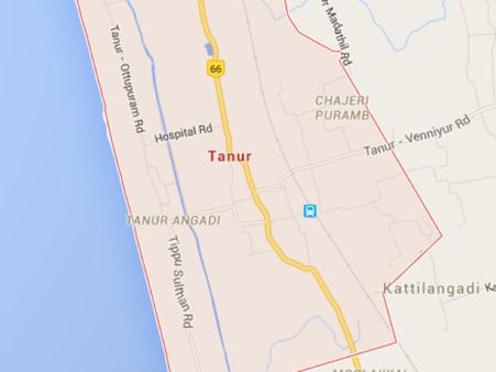 താനൂരില്‍ വിമാന ഇന്ധന ടാങ്കര്‍ മറിഞ്ഞു... ഇന്ധനം ചോരുന്നു