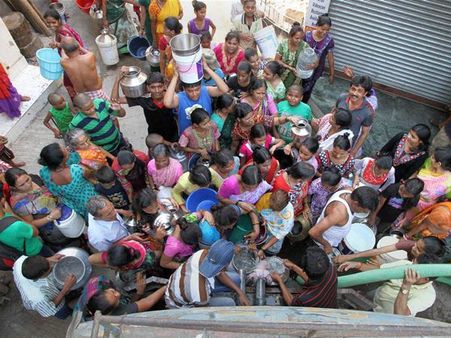 ദില്ലിയില്‍ വെള്ളത്തിന് വേണ്ടി പെണ്ണുങ്ങളുടെ കൂട്ടത്തല്ല്.. വീഡിയോ വൈറല്‍!