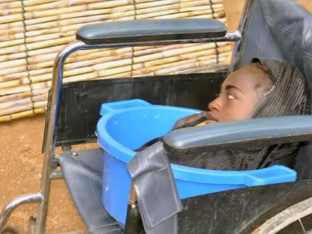 19ാം വയസ്സില്‍ പ്ലാസ്റ്റിക് പാത്രത്തില്‍ ജീവിതം തള്ളി നീക്കുന്ന പെണ്‍കുട്ടി, വീഡിയോ