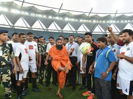 യോഗ മാത്രമല്ല, ഫുട്‌ബോളും വഴങ്ങും; രാംദേവിന്റെ ഫുട്‌ബോള്‍ കളി കാണികള്‍ക്ക് ആവേശമായി