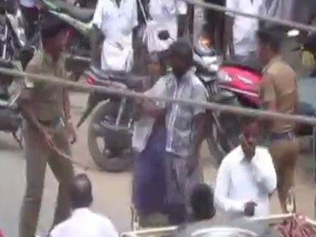 നടുറോഡില്‍ പോലീസിന്റെ ഗുണ്ടാ സ്‌റ്റൈല്‍ ഇടപെടല്‍, തല്ലി ചതച്ചത് ഒരു കുടുംബത്തിലെ 3 പേരെ, വീഡിയോ കാണൂ