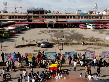 കര്‍ണാടക ബന്ദില്‍ സംഘര്‍ഷം; വണ്ടികള്‍ തടഞ്ഞ് അടിച്ചോടിക്കുന്നു, മജസ്റ്റിക്കില്‍ ആളുകള്‍ കുടുങ്ങി!