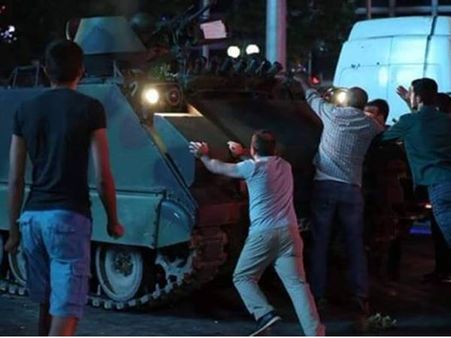 തുര്‍ക്കി പ്രസിഡന്റ് ടെലിവിഷനില്‍, ജനങ്ങള്‍ തെരുവിലിറങ്ങി, പട്ടാളക്കാരെ തുരത്തുന്നു