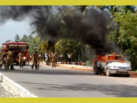 ഓടിക്കൊണ്ടിരുന്ന കാറിന് തീപിടിച്ചു; യാത്രക്കാര്‍ അത്ഭുതകരമായി രക്ഷപ്പെട്ടു!!!