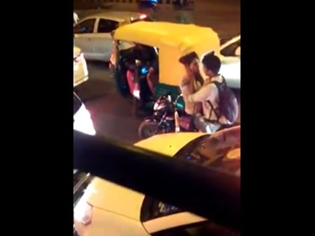 വാട്‌സ് ആപില്‍ പോസ്റ്റ് ചെയ്യാന്‍ ആവശ്യപ്പെട്ടുക്കൊണ്ട് ബൈക്കിലിരുന്ന് കമിതാക്കളുടെ ചുംബനം, വീഡിയോ