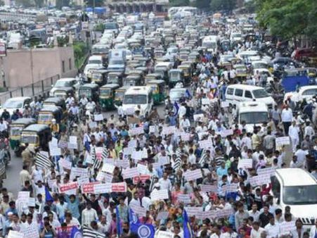 ഗുജറാത്തില്‍ ദളിതര്‍ക്ക് മര്‍ദ്ദനം; സാഹിത്യകാരന്‍ അവാര്‍ഡ് തിരിച്ച് നല്‍കും...