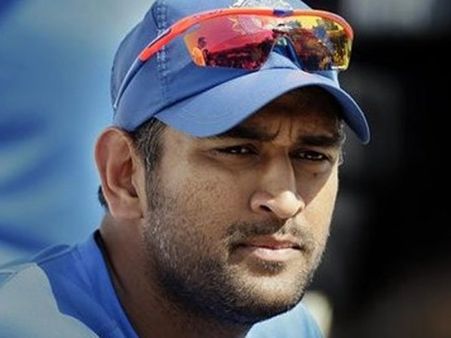 ക്യാപ്റ്റന്‍ കൂള്‍ ധോണി @35; ആരാധകര്‍ക്ക് ആഘോഷം, വിരമിക്കുന്നില്ലേ എന്ന് വിമര്‍ശകര്‍!