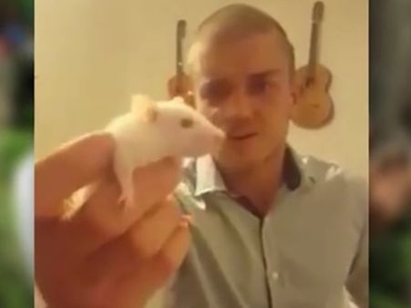 ജീവനുള്ള എലിയുടെ തല തിന്നുന്ന യുവാവ്, വീഡിയോ വൈറല്‍