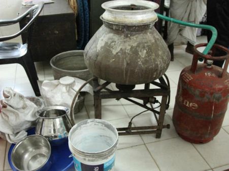 വ്യാജമദ്യം നിര്‍മിച്ച സിനിമാതാരങ്ങള്‍ പിടിയില്‍... കൈയ്യിൽ 10 ആഡംബര കാറുകള്‍