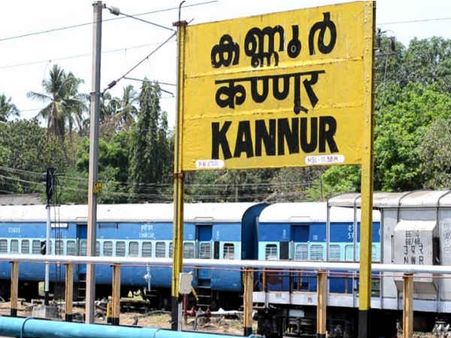 മഴയത്ത് പാളം കണ്ടില്ല !!! ഷണ്ടിംഗിനിടെ തീവണ്ടി എഞ്ചിന്‍ മറിഞ്ഞു...