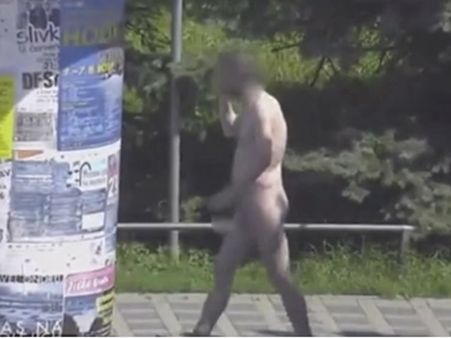 പബ്ബില്‍ പണമടയ്ക്കാന്‍ തെരുവിലൂടെ വസ്ത്രമുരിഞ്ഞ് നടക്കുന്ന യുവാവ്, വീഡിയോ വൈറല്‍
