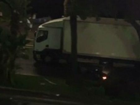 ആരാണ് ആ മോട്ടോര്‍ സൈക്കിളുകാരന്‍... ഭീകരന്റെ ട്രക്ക് തടയാന്‍ ശ്രമിച്ച ധീരന്‍(വീഡിയോ)