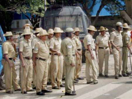 നെയിം ടാഗ് പാര്‍സലായി കിട്ടി;ബെംഗളൂരുവില്‍ പോലീസുകാര്‍ക്ക് ഇംഗ്ലീഷ് നെയിം ടാഗ് നിര്‍ബന്ധമാക്കി