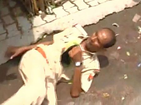 പോലീസുകാരന്‍ 'പാമ്പായി'... ചെളിയില്‍കിടന്ന് പരാക്രമം കാട്ടിയ വീഡിയോ വൈറല്‍ !!!!