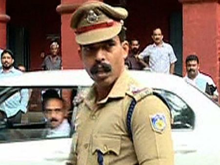 മാപ്പ് പറഞ്ഞ പോലീസ് പിന്നെങ്ങനെ 'തനി പോലീസ്' ആയി? കോഴിക്കോട്ടെ ടൗണ്‍ എസ്‌ഐ ആര്‍ക്ക് പഠിയ്ക്കുന്നു?